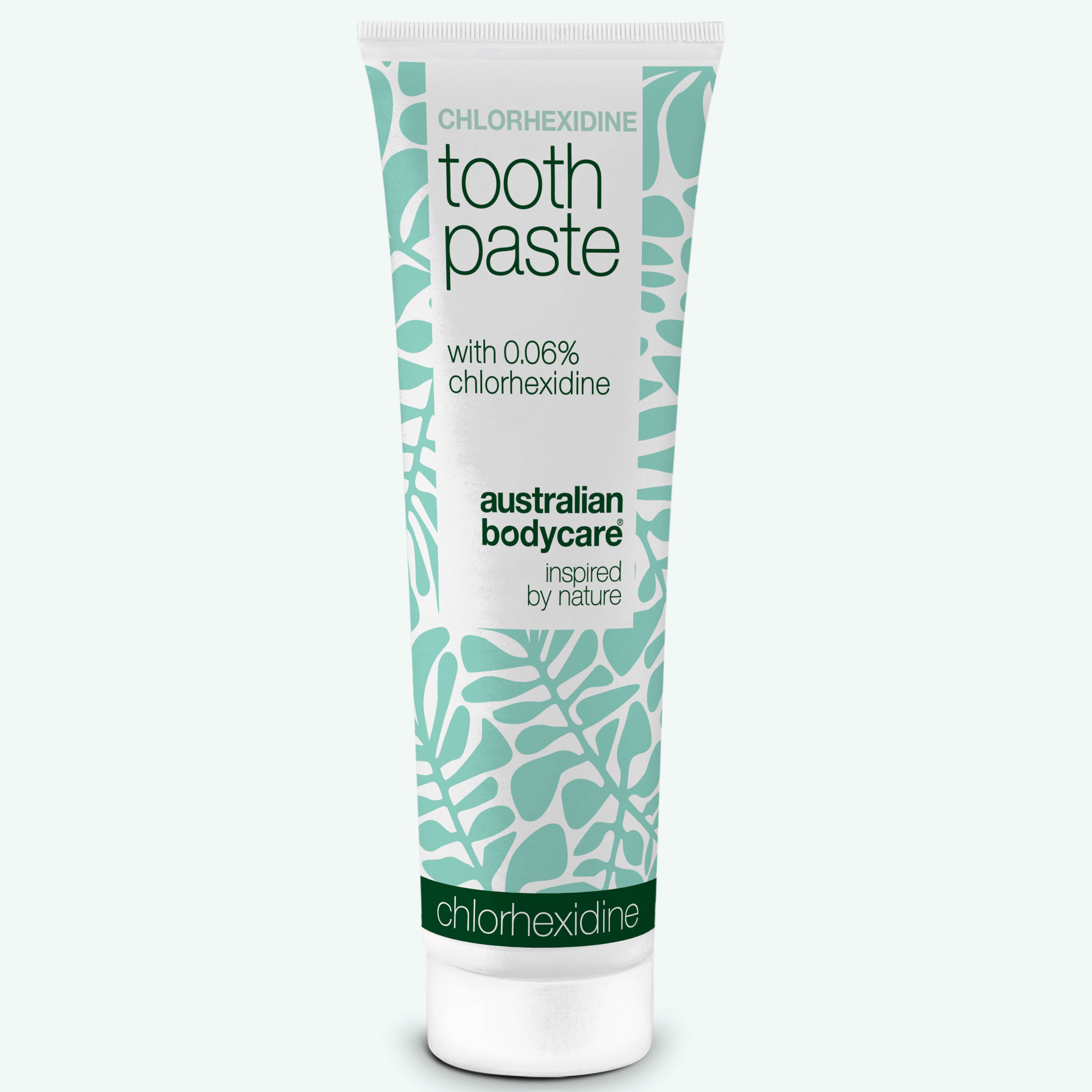 Tubo blanco y verde menta de dentífrico Australian Bodycare Chlorhexidine con 0,06 % de clorhexidina sobre fondo blanco.