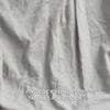 Primer plano de una mano tomando una porción cremosa y densa de la textura Heel Repair y masajeándola suavemente en piel seca y agrietada del talón: la consistencia espesa se absorbe visiblemente, suaviza e hidrata las zonas ásperas, mientras la urea al 25 %, manteca de karité y aceite de árbol de té calman y protegen la piel.