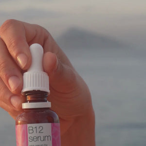 Vídeo de una modelo aplicando nuestro sérum rosa con vitamina B12 en el rostro y masajeándolo suavemente para mostrar su textura ligera y acabado radiante.