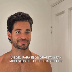 Vídeo: un hombre sonríe a la cámara con el texto «un gel para esos granitos tan molestos del cuero cabelludo». Gel de Ácido Salicílico para el cuero cabelludo de Australian Bodycare.