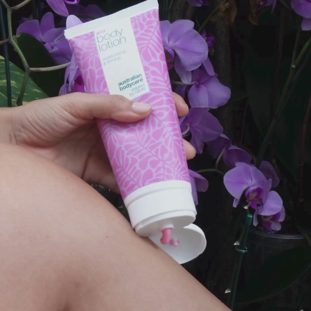 Vídeo de una modelo aplicando nuestra loción corporal con vitamina B12 y masajeándola suavemente para mostrar su textura rica y su efecto hidratante.
