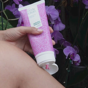 Vídeo de una modelo aplicando nuestra loción corporal con vitamina B12 y masajeándola suavemente para mostrar su textura rica y su efecto hidratante.
