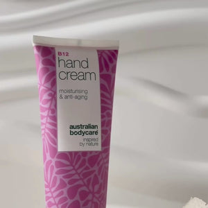 Crema de manos B12 para manos secas y arrugadas: hidratación y cuidado: obtenga manos suaves y jóvenes con la crema de manos B12. Reduce la sequedad y las arrugas con una hidratación intensa.