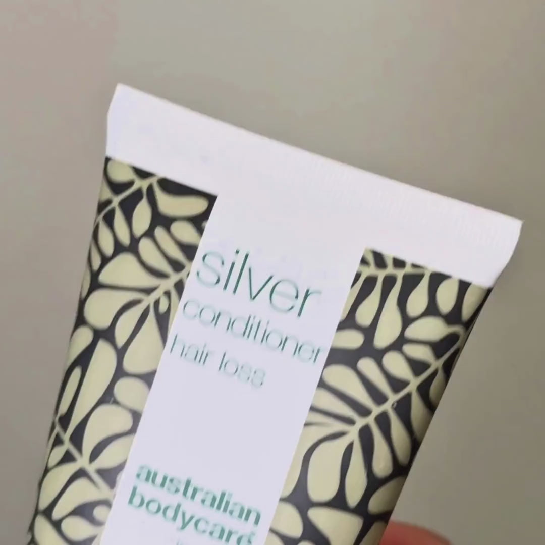 Vídeo que muestra el color azul-violeta de nuestro Hair Loss Purple Conditioner al ser dispensado.