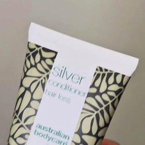 Vídeo que muestra el color azul-violeta de nuestro Hair Loss Purple Conditioner al ser dispensado.