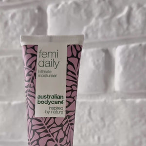 Vídeo que muestra el gel íntimo Femi Daily de Australian Bodycare y su textura ligera y calmante.