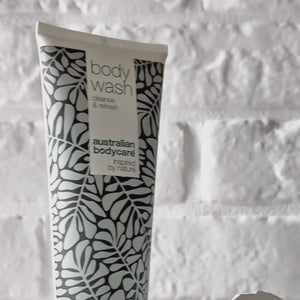 Vídeo que muestra el Body Wash de Australian Bodycare y su textura ligera y espumosa.