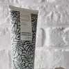 Vídeo que muestra el Body Wash de Australian Bodycare y su textura ligera y espumosa.