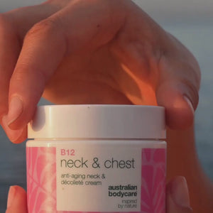 Vídeo de una modelo aplicando nuestra crema para cuello y escote con vitamina B12, masajeándola suavemente para mostrar su textura suave y su efecto reafirmante.