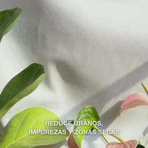 Primer plano de una mano que dosifica una pequeña cantidad de Body Lotion ligera y cremosa con ácido salicílico en la palma, masajeándola sobre piel áspera propensa a imperfecciones: su textura suave y de rápida absorción exfolia ligeramente las células muertas, hidrata con ácido hialurónico y láctico, y refina la textura con ácido salicílico y niacinamida.