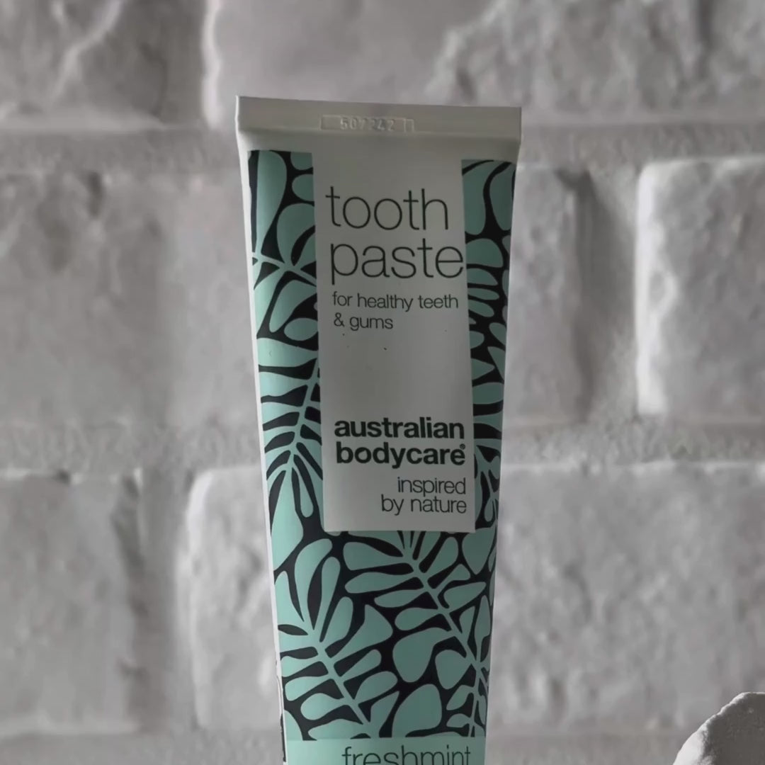 Vídeo que muestra la pasta dental Australian Bodycare con Tea Tree Oil y su textura azul clara en pasta.