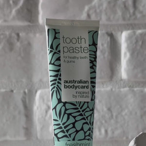 Vídeo que muestra la pasta dental Australian Bodycare con Tea Tree Oil y su textura azul clara en pasta.
