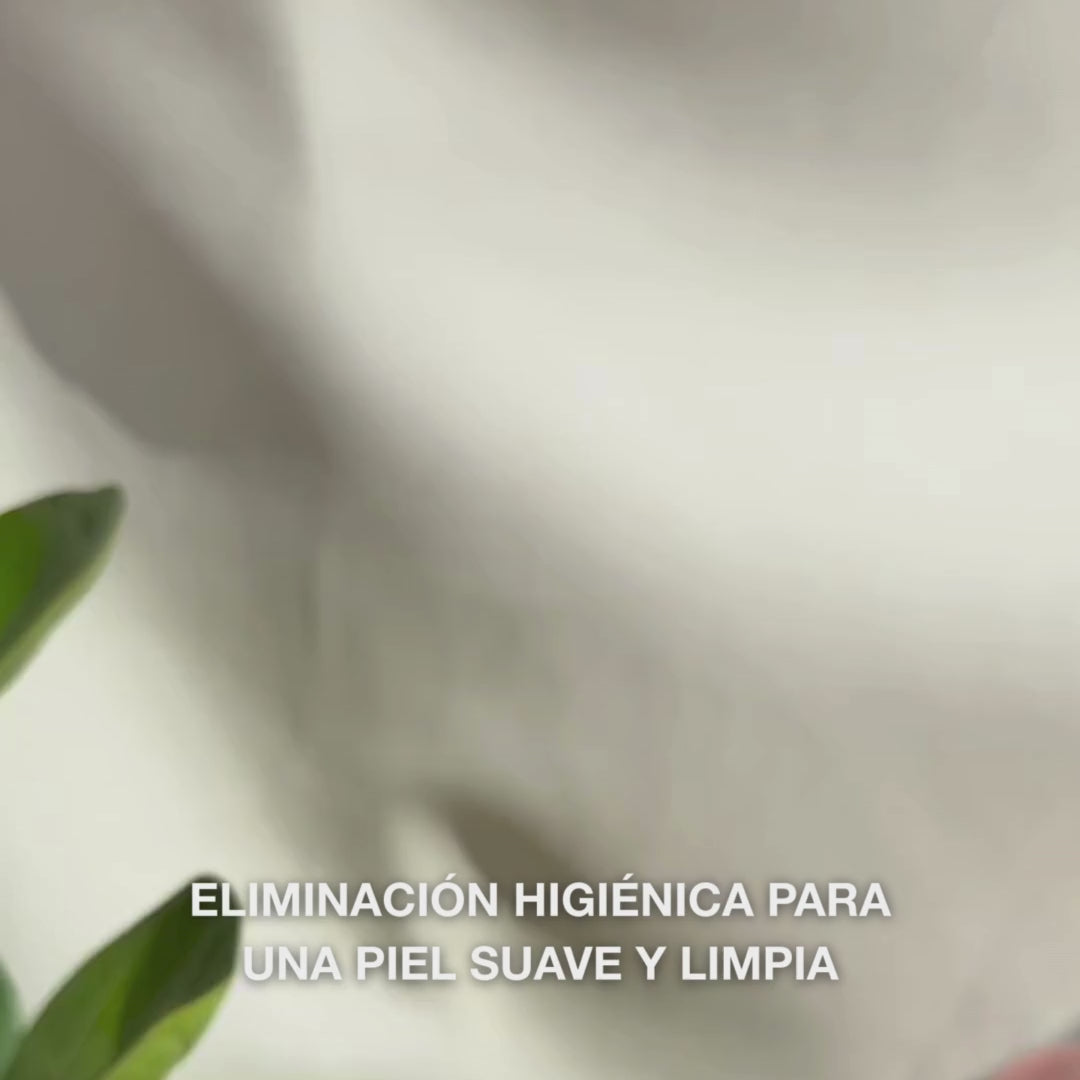 Video en primer plano de manos usando una herramienta de acero inoxidable de doble punta para eliminar puntos negros: un pequeño lazo metálico se presiona suavemente sobre un punto negro en la nariz, luego se limpia los residuos extraídos, se enjuaga la herramienta y se aplican un tónico calmante y crema facial.