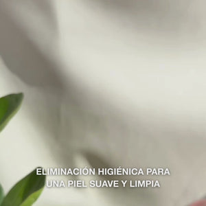 Video en primer plano de manos usando una herramienta de acero inoxidable de doble punta para eliminar puntos negros: un pequeño lazo metálico se presiona suavemente sobre un punto negro en la nariz, luego se limpia los residuos extraídos, se enjuaga la herramienta y se aplican un tónico calmante y crema facial.