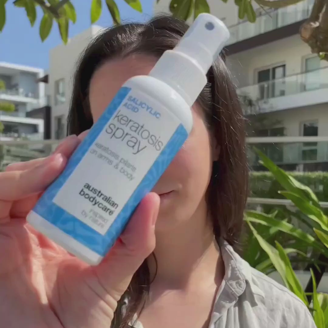 Spray para queratosis pilaris, piel de gallina y granitos secos. Con ácido salicílico, glicólico, glicerina y pantenol para suavizar e hidratar la piel.