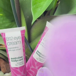 Vídeo de una modelo aplicando suavemente nuestra crema para ojos con vitamina B12 bajo los ojos, mostrando lo bien que se absorbe y cómo cuida la zona delicada.
