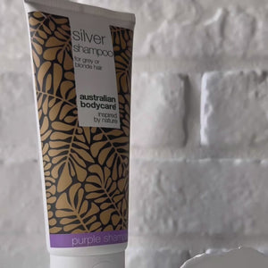 Vídeo que muestra el Silver Shampoo de Australian Bodycare y su textura morada.