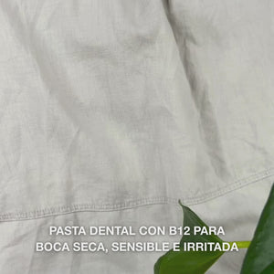Pasta dental con Vitamina B12 protege dientes y encías. Refresca el aliento con B12, flúor, zinc, limón y menta.